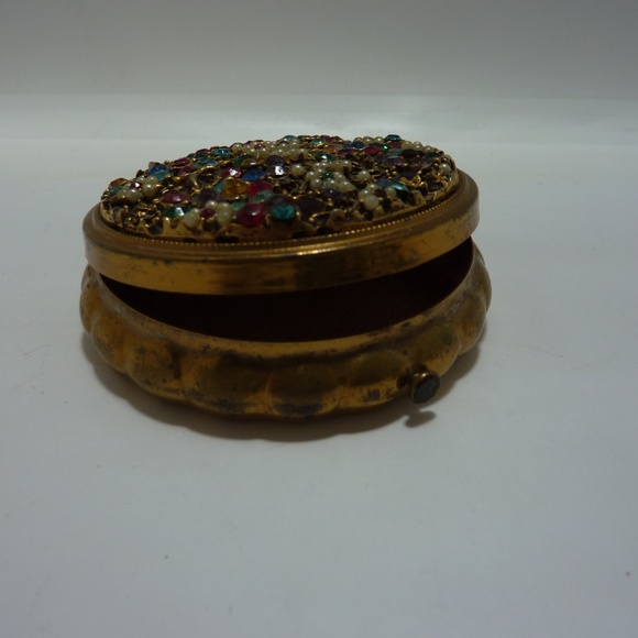 VINTAGE 1950s 3" Round  Brass Compact Encrusted w/ Jewel & Pearl Flowers - Picture 3 of 7
